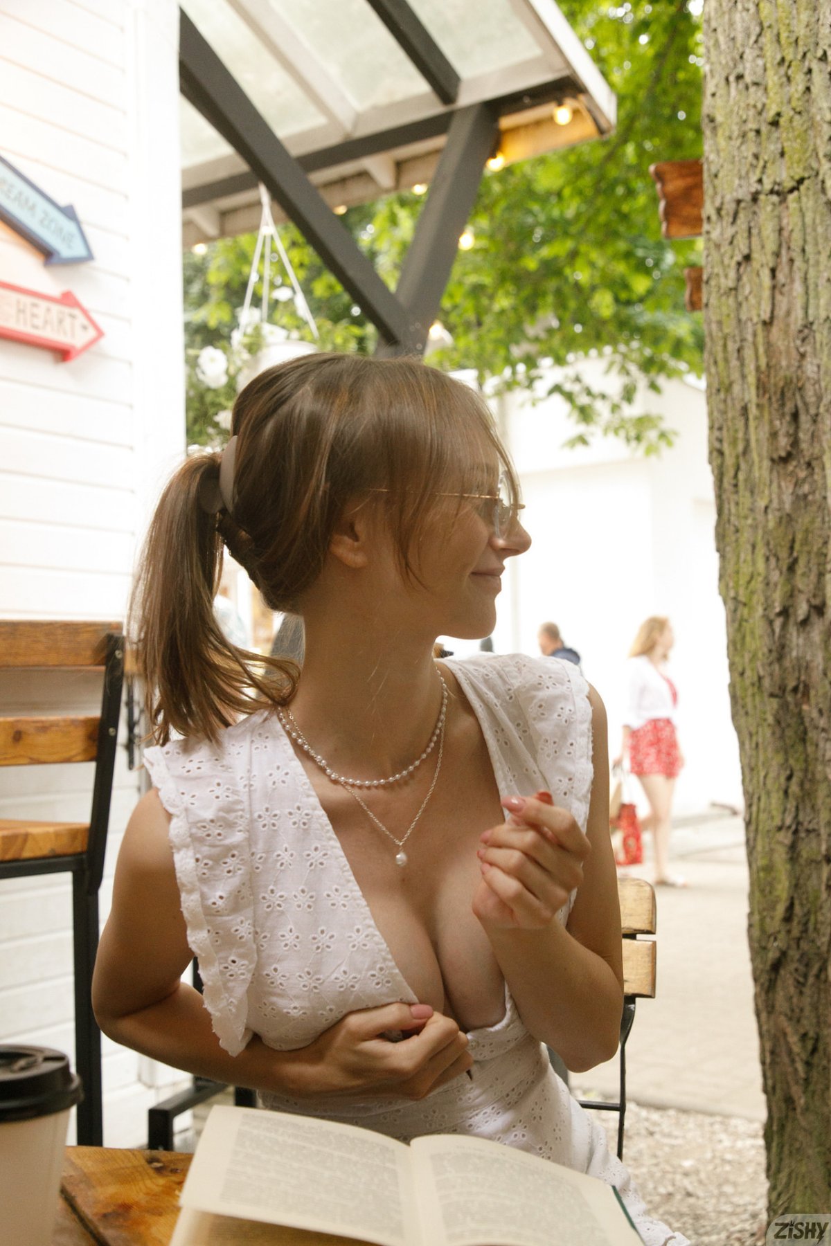 ariel gossimer black and white 1 zishy 0046