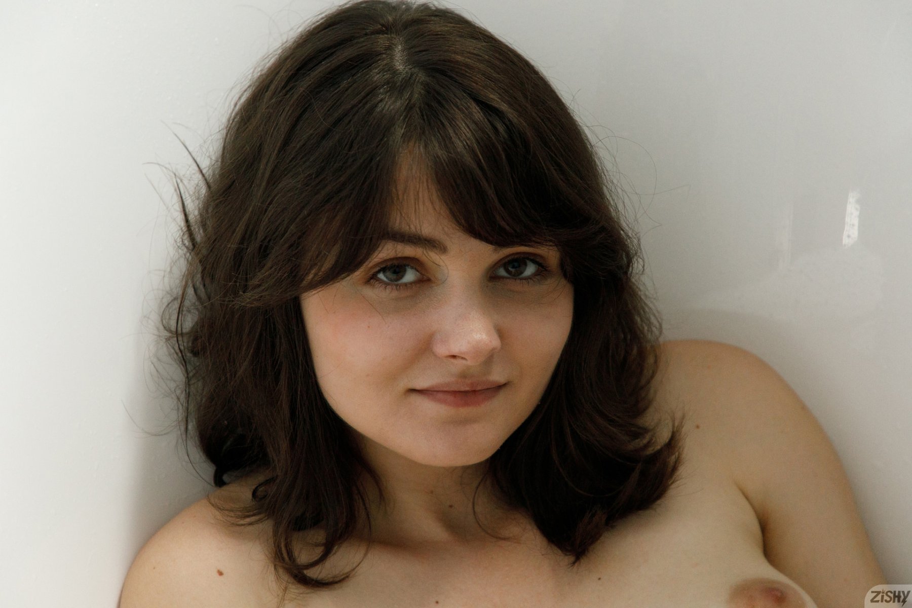 onna metcalf cleans up nicely zishy 0009